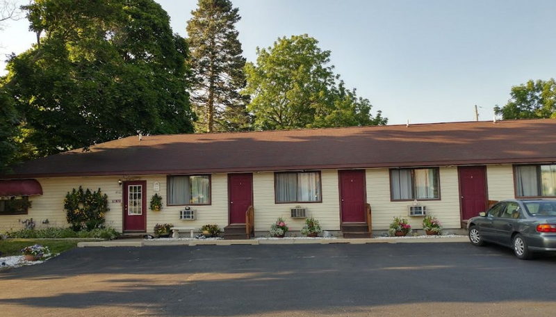 Maple Leaf Motel - Vintage Postcard (newer photo)